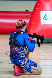 Боец LASERWAR в синей форме занял низкую позицию.